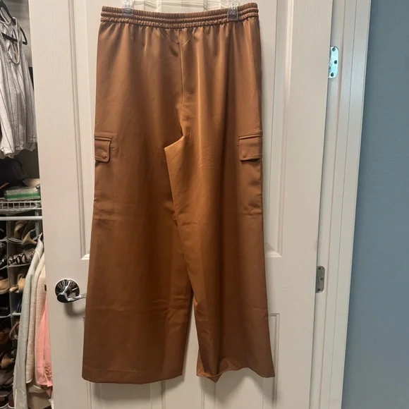 Athleta Promenade Wide
Leg Elastic Waist Cargo Pants
Walnut Brown Medium Petite - Picture 7 of 9